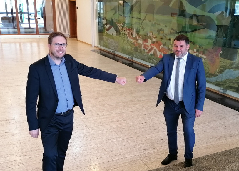 Patrick Tanner (à gauche) est le nouveau président du RVAJ. Il pose ici avec son prédécesseur, le maire de Delémont Damien Chappuis. (Photo libre de droits).