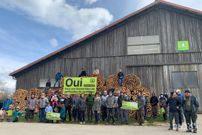 Une quarantaine d’agriculteurs s'est réunie sous une même bannière : « Oui à une Suisse libre de pesticides de synthèse ».
