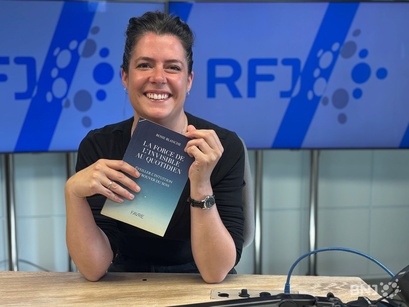 Rosie Blanche a récemment sorti son livre « La force de l’Invisible au quotidien ».