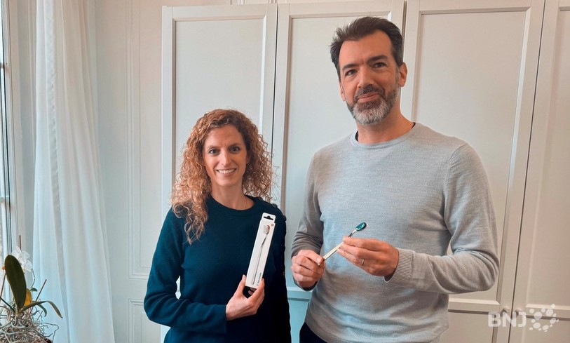 Muriel Ganière Bernard et Julien Bernard, les fondateurs de Berninox, présentent leur brosse à dents.