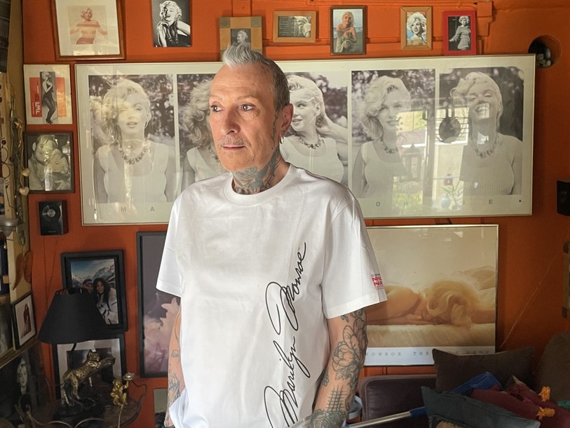 Ted Rota chez lui entouré de sa collection sur Marilyn Monroe.