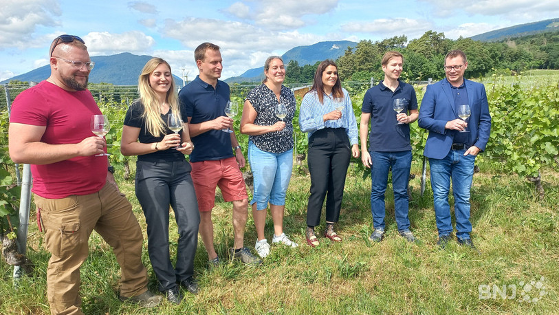 Sept vignerons et vigneronnes s'unissent dans l'association « Les Climats neuchâtelois ».