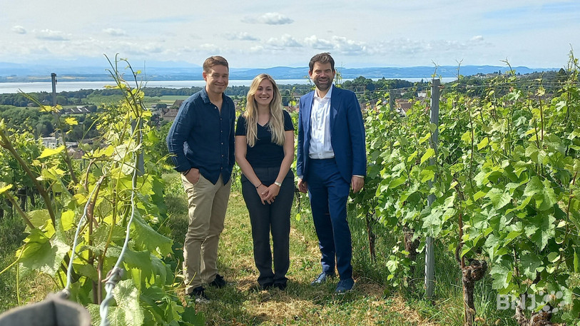 Pierre-Emmanuel Buss, président de l'association, Charlotte Burgat, propriétaire du Domaine de Chambleau, et Damien Cottier, président de VignobleSuisse, présentent Les Climats neuchâtelois, pour défendre les pinots noirs de la région.