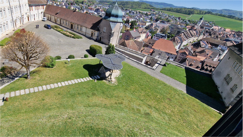 La cour du Château de Porrentruy est certainement le plus beau point de vue pour admirer la vieille ville. (Photo : CCDP)