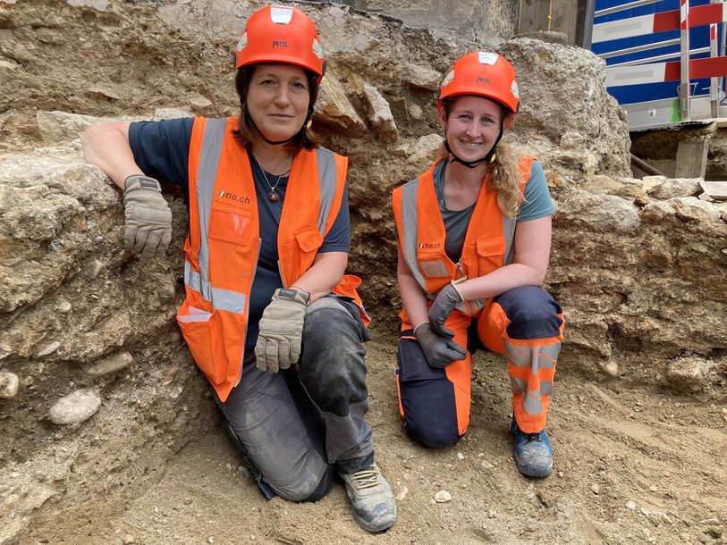 Eva Geith Hidam (à gauche) et Sarah Paudex, archéologues à l'Office de l'archéologie cantonale.