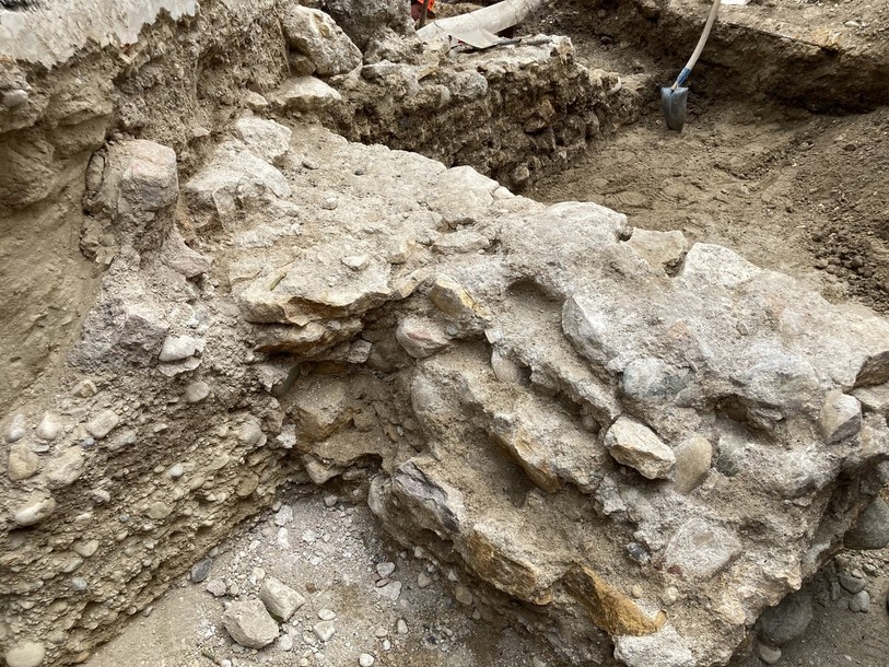 Un mur de la villa gallo-romaine à Colombier, trouvé à la rue du Château par l'Office de l'archéologie cantonale.