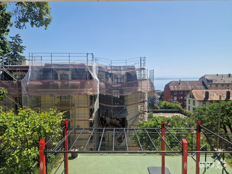 Une partie du collège des Sablons s'est effondrée le 23 mai à Neuchâtel. Les travaux commencent ce 29 juin sur le toit et l'aile ouest du bâtiment. (Photo : archives)