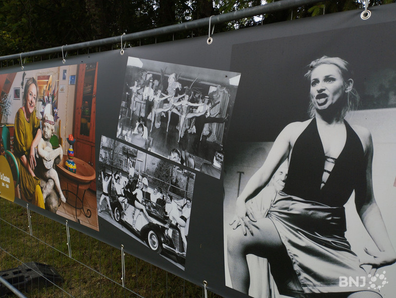 Le long du « Chemin de la Castou », plusieurs photographies retracent la vie de la Taignonne.