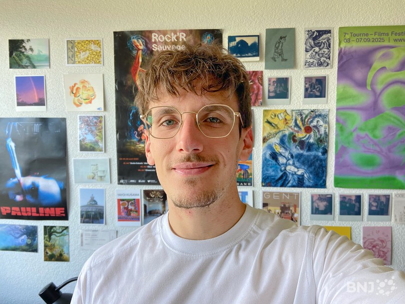 Fabio de Toro devant son tableau de souvenirs