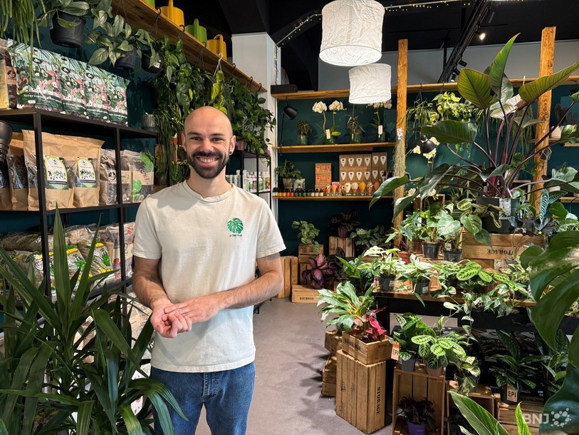 Au cœur de sa jungle urbaine, Bastien Cristoni distille ses conseils à toute une communauté de passionnés et de collectionneurs de plantes rares.