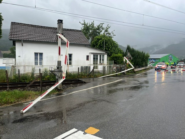 Le conducteur d'un véhicule a endommagé les barrières avant de prendre la fuite. (Photo : Police cantonale jurassienne).