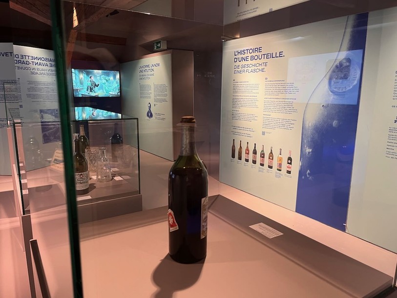 Vitrine avec objets originaux: bouteille fondue, archives Pernod