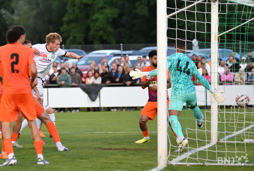 D'une tête rageuse, Wayan Ducommun marque le seul but du match. (Photo : Georges Henz)