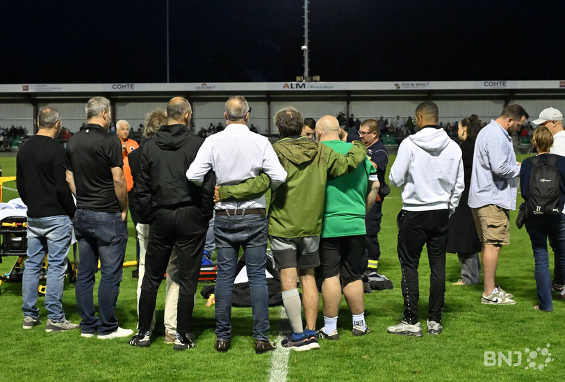 Hugo Casano a été entouré avant sa prise en charge en ambulance mercredi soir. (Photo : Georges Henz.)