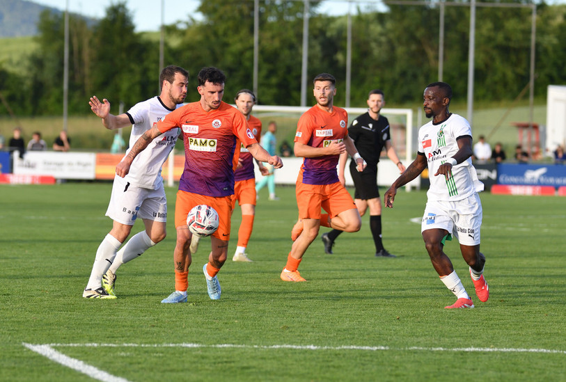 Rien n'est fait pour le FC Courtételle (en blanc) contre YF Juventus Zurich. (Photo : Georges Henz)