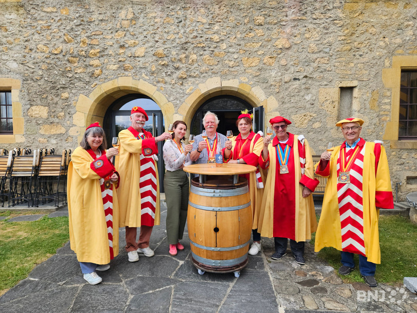 Les Vignolants lèvent leur verre, comme toujours, avec du vin neuchâtelois.