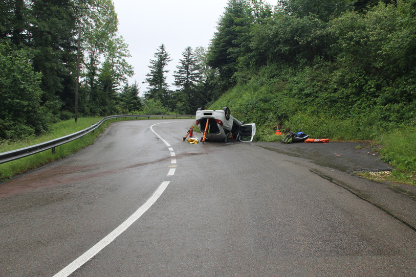 La voiture s'est retrouvée sur le toit. (Photo : Police cantonale jurassienne).