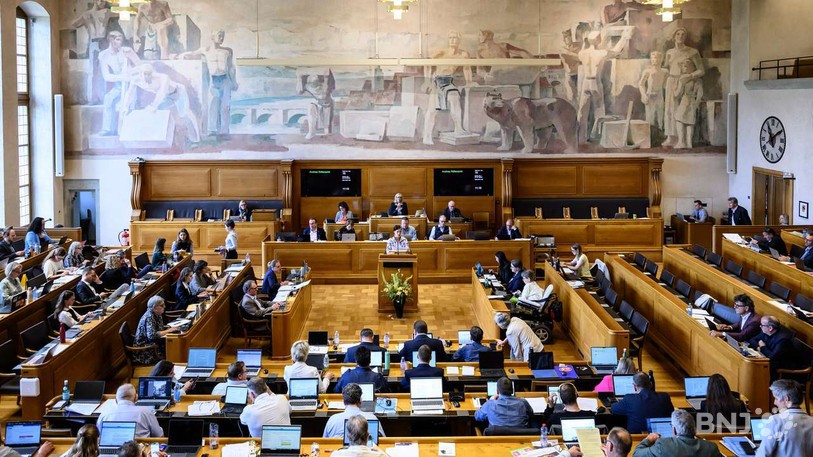 La motion est passée avec 171 oui contre 30 non, tous issus des rangs de l'UDC. (Source: Keystone/Christian Beutler)