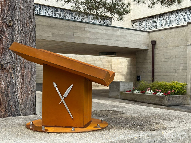La sculpture se veut sobre et imposante.