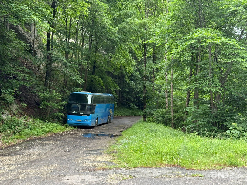 Le car de voyage abandonné est stationné dans les Gorges de Court depuis plus d'un mois.