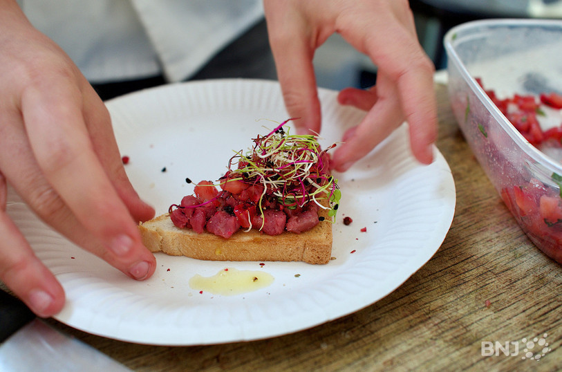 Un tartare de bœuf avec fraises préparé par les mains expertes de Charline.