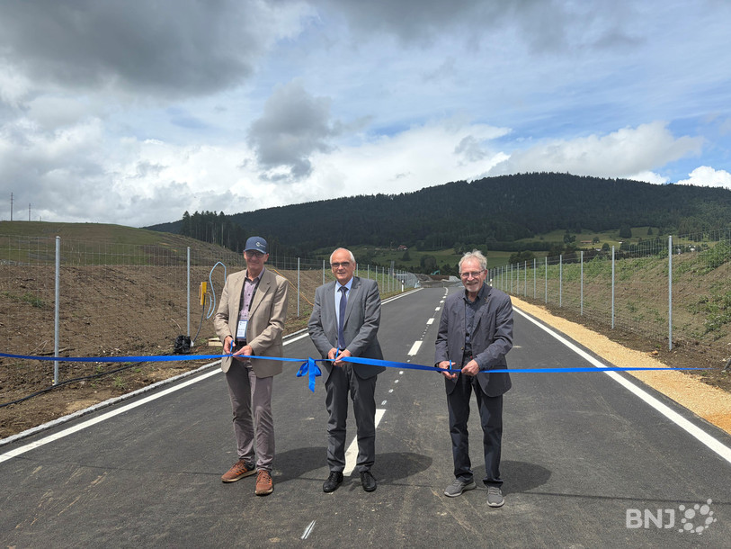 De gauche à droite : Eric Schnyder (président du conseil d’administration de Celtor), Pierre Alain Schnegg (président du Conseil-exécutif) et Michel Vogt (ancien président du conseil d’administration de Celtor) qui inaugurent la nouvelle route cantonale. (Photo : Celtor.)