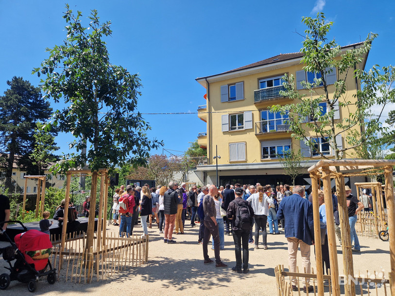 La foule avait fait le déplacement pour l'inauguration de la place Monique Laederach samedi à Serrières.