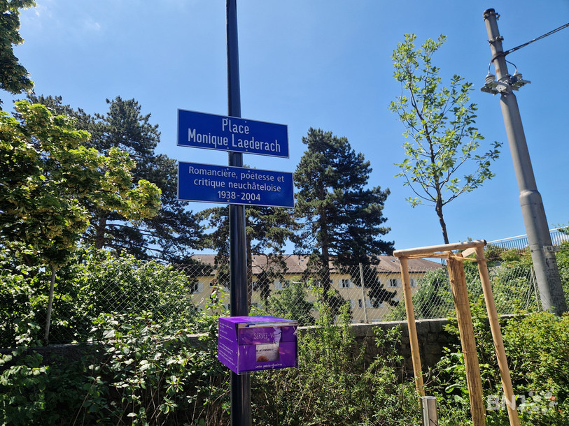 Le panneau qui orne désormais la place Monique Laederach.