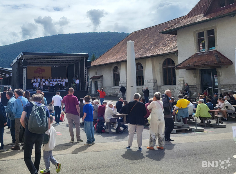 Le festival programmait des artistes de toutes générations, comme ici avec une chorale composée d'enfants de la 4e à la 8e du collège des Geneveys-sur-Coffrane.