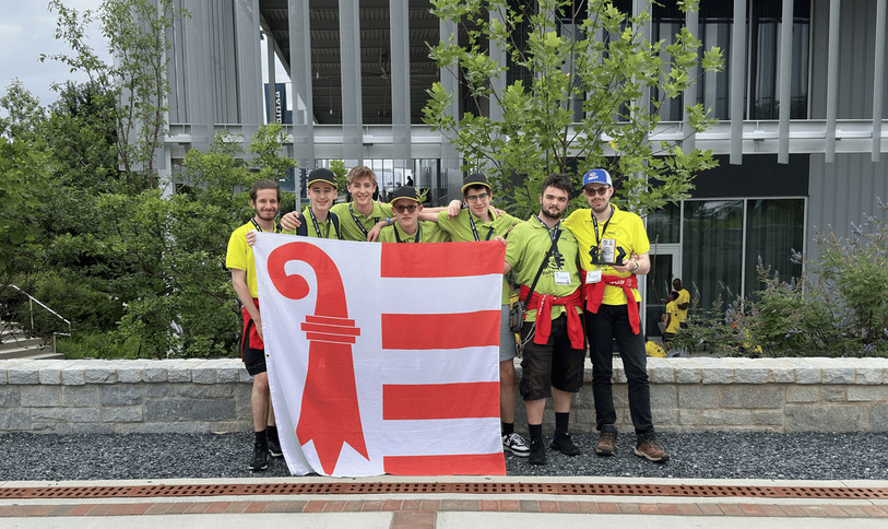 De gauche à droite : Akil Studer, Yoan Fahrni, Arnaud Bounameaux, Ewen Vogel,Thibault Berthold, Ethan Esteves Ramos et Daniel Renaud. (Photo : Robots-JU)