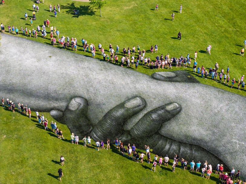 Comme lors d’autres étapes de Beyond Walls, le public a été invité à participer activement au projet. (Photo : Saype).