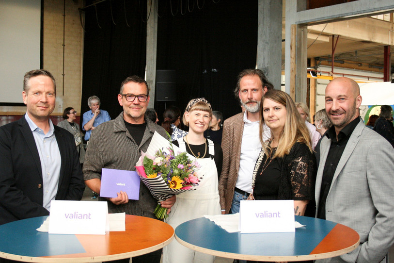 De gauche à droite : Serge Laville (CFO Banque Valiant SAM), Marcel-André Droz, (lauréat), Anouk Richard (co-présidente de Visarte Jura), Adrien Jutard
(Visarte Suisse), Lara Paratte (co-présidente de Visarte Jura), Grégory Saucy (responsable Banque Valiant à Delémont) (Photo : Visarte Jura)