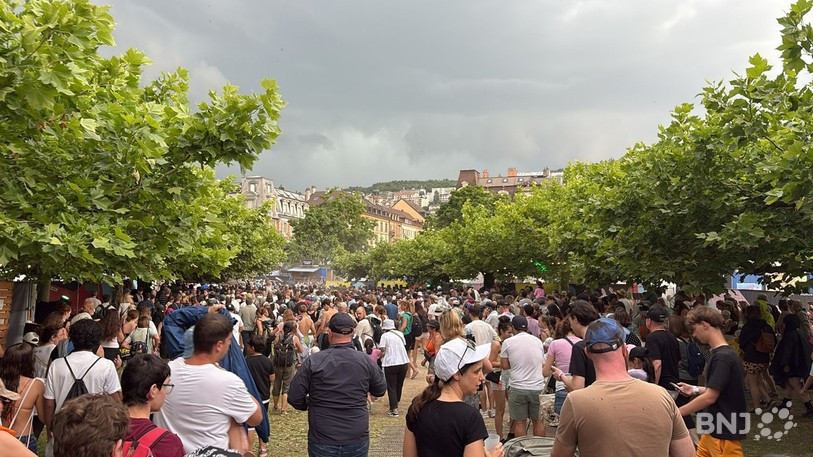 Lors de l'édition 2025 de Festi'neuch, le public avait dû quitter rapidement le site du festival à l'approche d'un violent orage. (photo : archives).