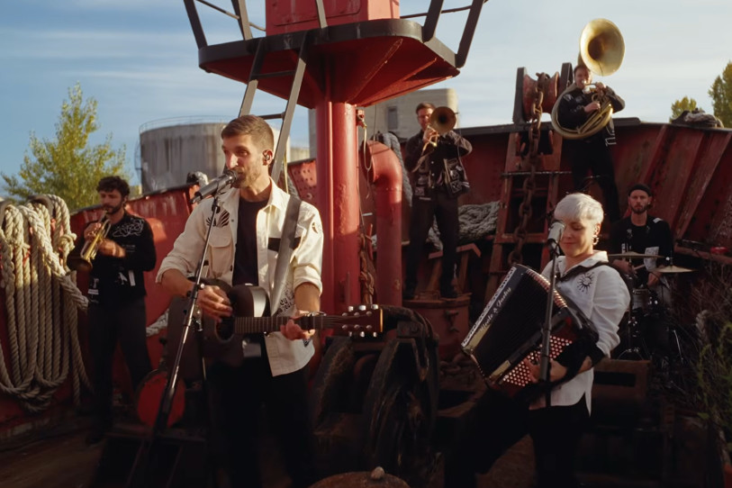 Le morceau « J’avais rendez-vous » a été enregistré en live sur le pont du Gannet à Bâle. (Capture d’écran : CARROUSEL-MUSIQUE/Paul Märki & Michael Schwendinger.)