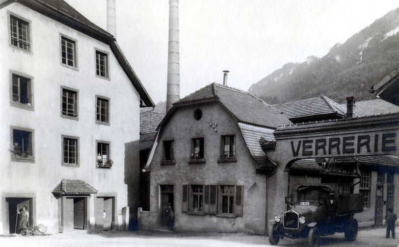 L'entrée de la verrerie au tout début du 20e siècle. (Photo : Musée du tour automatique et d'histoire de Moutier)