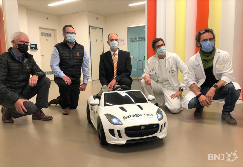 Deux représentants du garage Rais, le directeur de l'H-JU Thierry Charmillot, le docteur Yannick Mercier et le docteur Vincent Muehlethaler ( de gauche à droite) présentent le bolide offert aux enfants de la pédiatrie de l'H-JU.