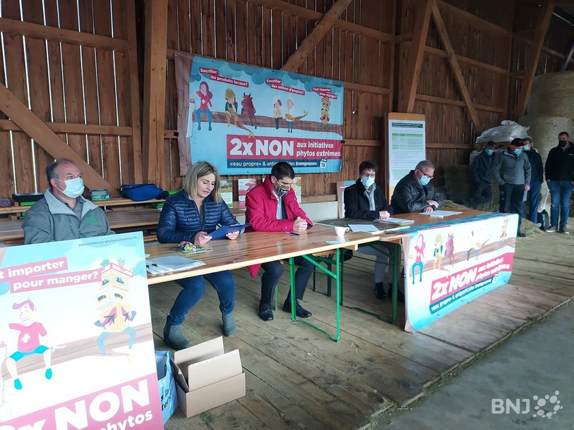 Plusieurs personnes ont partagé leur soutien en faveur d'un double non le 13 juin. De gauche à droite: Bernard Leuenberger, président de la CAJB, Tessa Grossniklaus, secrétaire générale, Loïc Bardet, directeur de l'Association des groupements et organisations romands de l'agriculture (AgorA), Virginie Heyer, députée-maire PLR et Etienne Klopfenstein agriculteur et député-maire UDC. 
