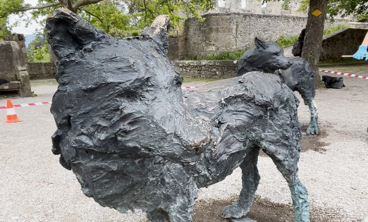 Des élèves de Master de la HE-Arc, secteur conservation-restauration, ont bichonné les loups et l'agneau de Davide Rivalta.