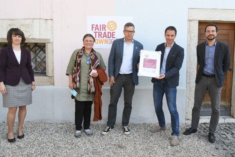 La remise du label « Fair Trade Town s’est tenue ce samedi à Delémont (de gauche à droite : Katia Lehmann, présidente du Parlement jurassien, Claire Fischer, collaboratrice Fair Trade Town, Tobias Meier, président de Swiss Fair Trade, Pascal Mazzarini, chef du Service CSJL et Martial Courtet, ministre de la formation, de la culture et des sports, photo Stéphane Gerber / BIST)