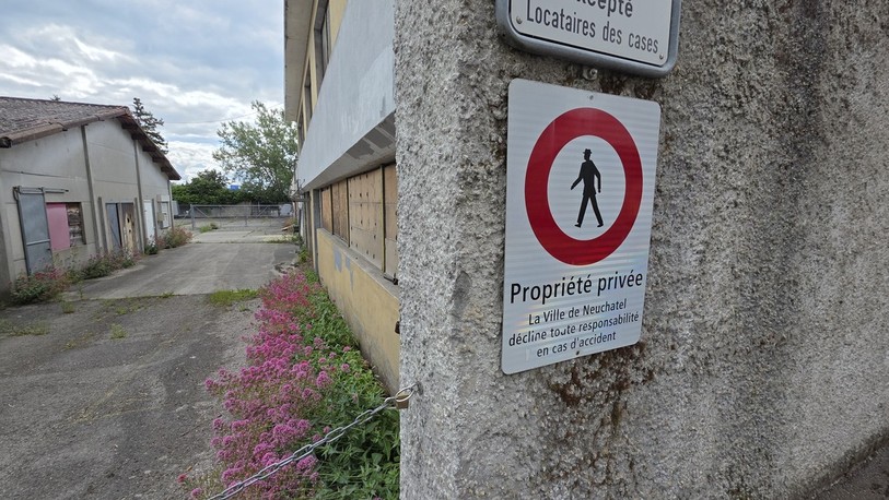 Les squatteurs sont également prévenus par cette pancarte apposée sur le mur de l’ancien abattoir.