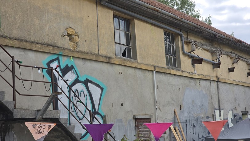 La Ville juge le bâtiment dangereux et pollué.