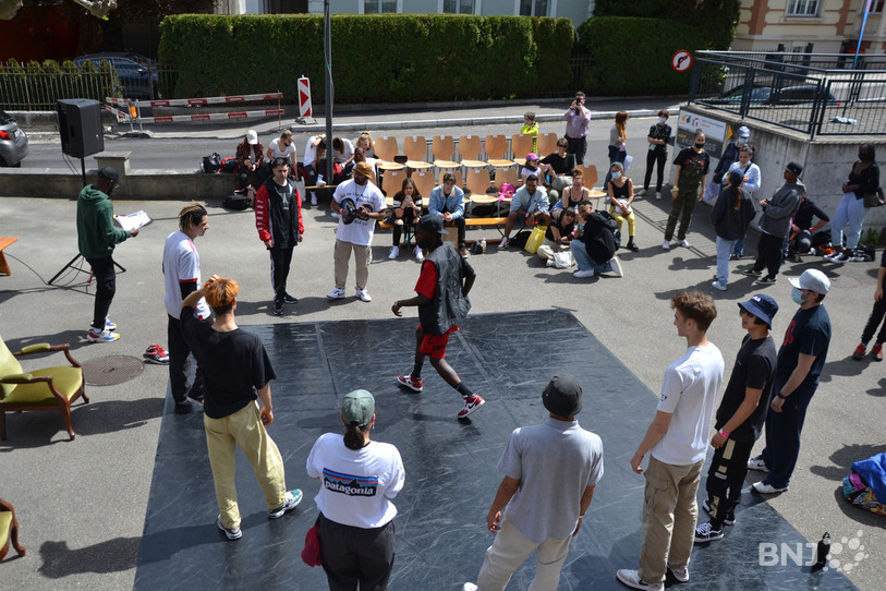 Les danseurs à l'échauffement lors de la battle de danse urbaine.