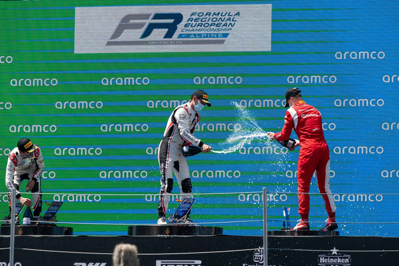 Grégoire Saucy (au centre) a réalisé un sans-faute ce week-end (photo : Actualfoto/www.formularegionaleubyalpine.com).