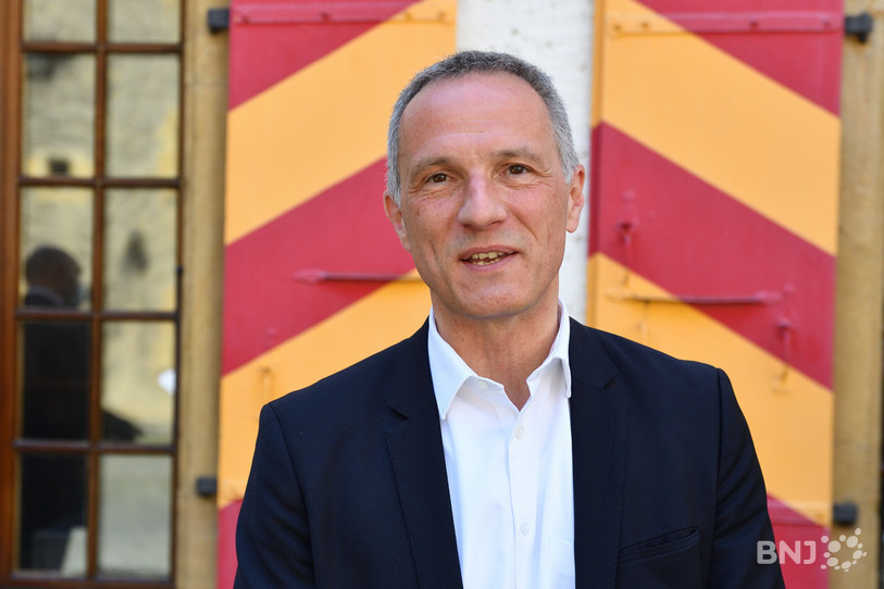 Le Conseiller d'État en charge de la santé, Laurent Kurth, juge les annonces du Conseil fédéral raisonnables mais appelle à la prudence. 