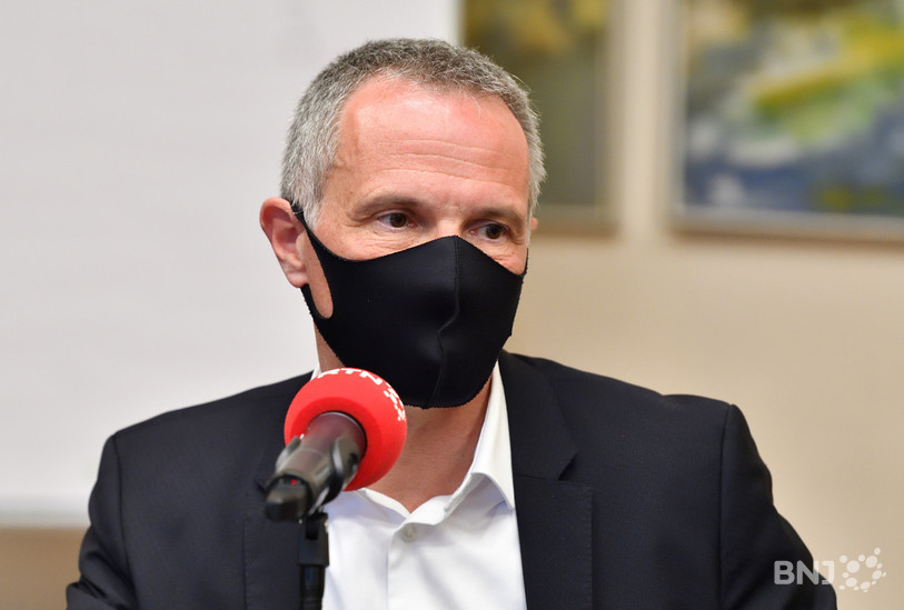 Laurent Kurth, Conseiller d'Etat neuchâtelois en charge de la santé, estime que l'augmentation des cas va se traduire par des défections dans le personnel de santé.