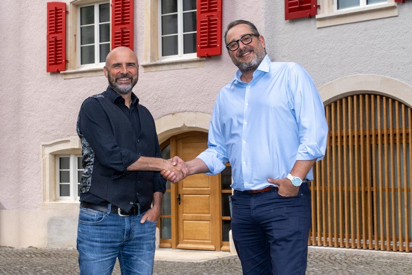 De gauche à droite : Ian Hennin, directeur de la Fondation pour l’aide et les soins à domicile Jura, et Christian Eicher, directeur du Foyer Saint-Ursanne SA, devant le bâtiment des appartements protégés dans la cité médiévale. (Photo : Foyer Saint-Ursanne SA).