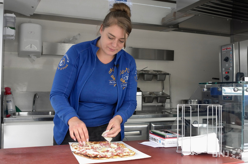 Marjorie Beuret dans sa petite cuisine itinérante propose des poulets de la région et de belles spécialités à croquer.