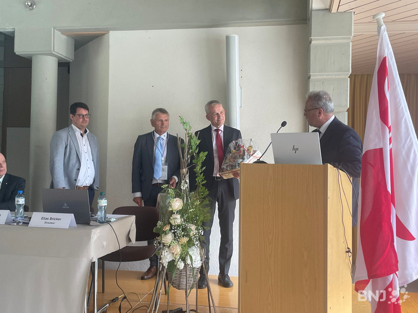 Le conseiller fédéral Beat Jans (au centre) a reçu les honneurs du président de la FSBC Georges Schmid (à droite), du directeur de la fédération Elias Bricker et du conseiller aux Etats Charles Juillard (à gauche).