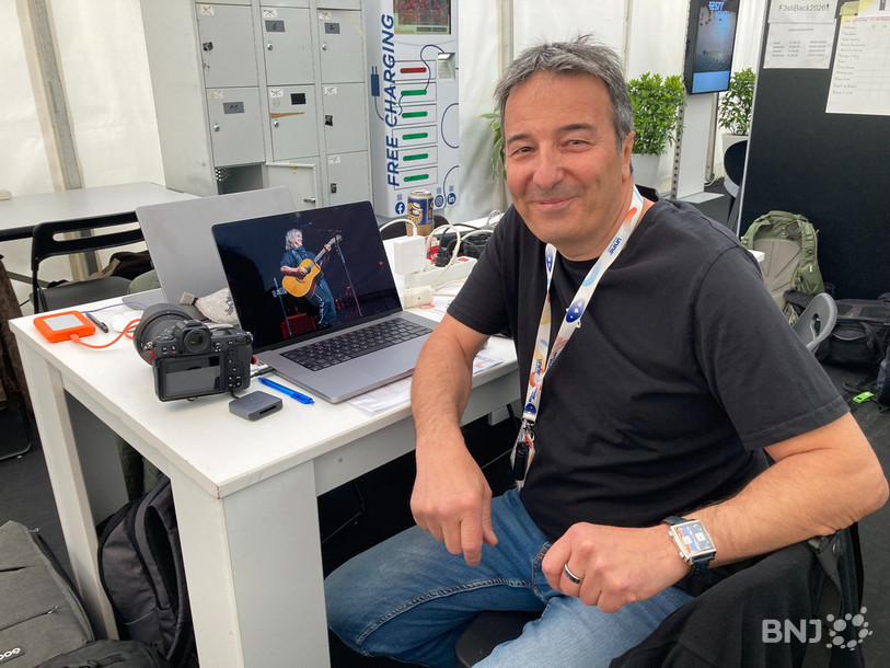 Stéphane Besson, à son bureau de Festi'neuch, avec une photo de Jean-Louis Aubert.