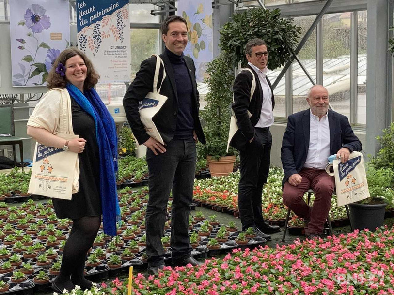De gauche à droite: Marikit Taylor, chargée de la valorisation du patrimoine, Cédric Dupraz, conseiller communal au Locle, Théo Huguenin-Elie, conseiller communal à La Chaux-de-Fonds, et Denis Clerc, président de la Fondation pour la mise en valeur du site inscrit à l'UNESCO.